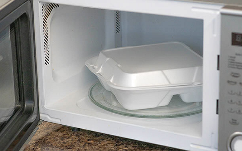 Можно ли греть пищу в микроволновке в пластиковой посуде